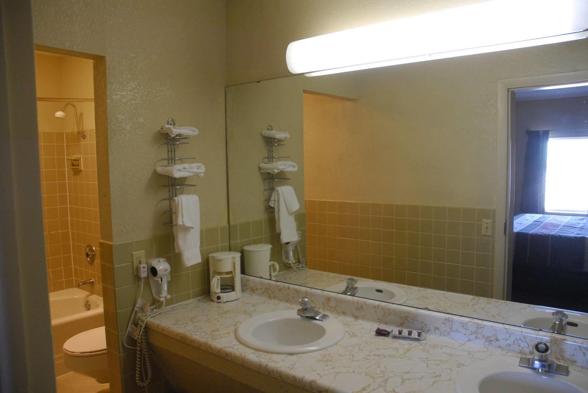 America'S Best Inn And Suites Emporia Zewnętrze zdjęcie